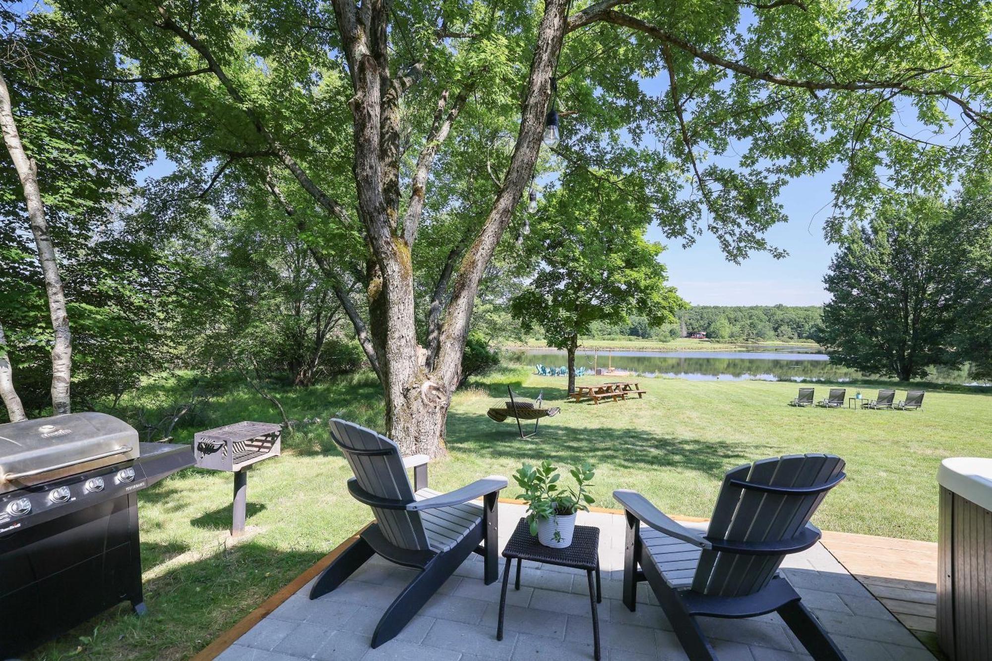 Poconos Brand New Lakefront Oasis 1 Acre, Hottub Gameroom Firepits Talk About Privacy Albrightsville Exterior photo