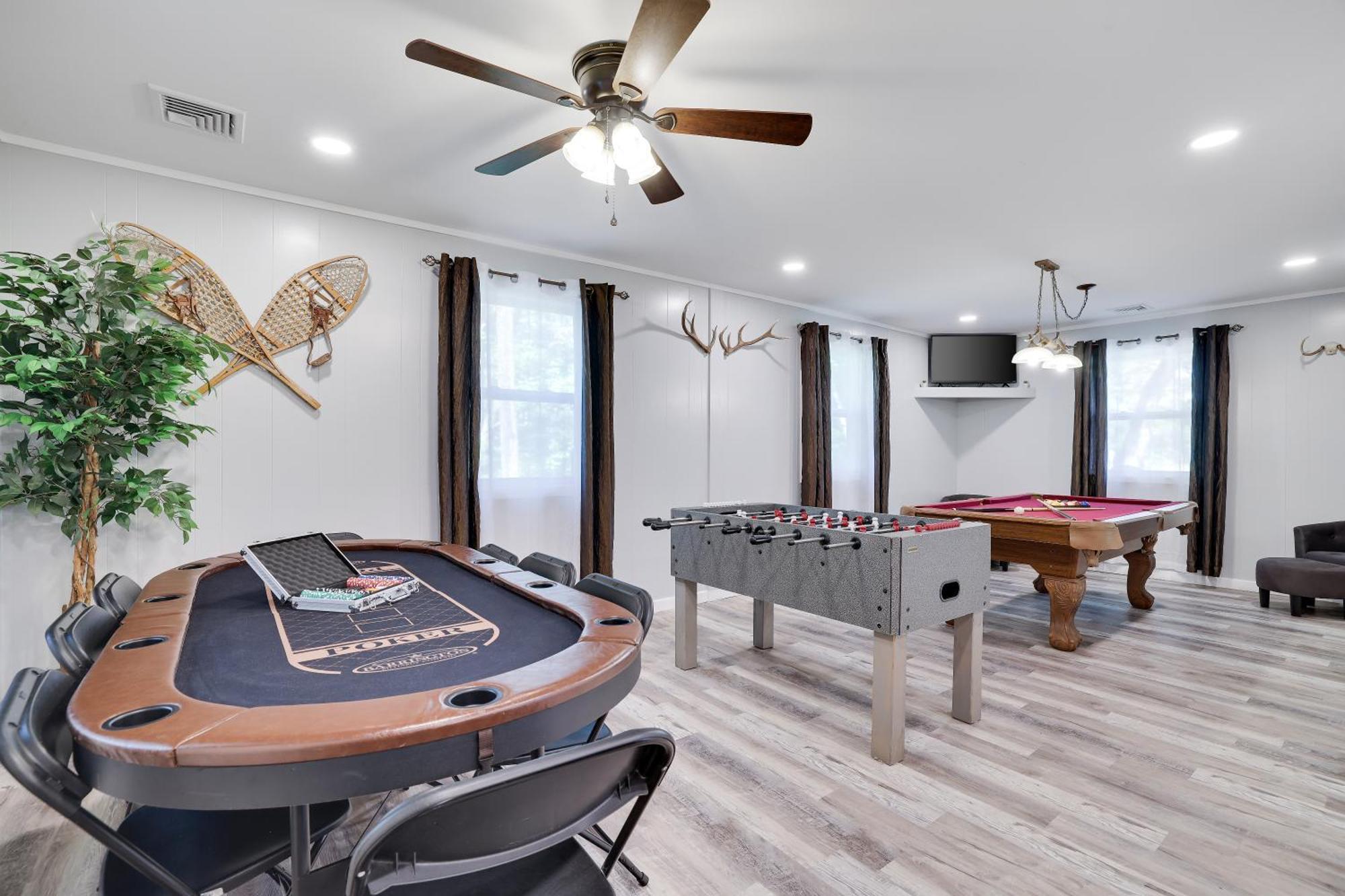 Poconos Brand New Lakefront Oasis 1 Acre, Hottub Gameroom Firepits Talk About Privacy Albrightsville Exterior photo